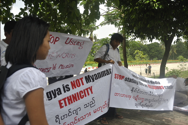 Demo vor dem Gebäude der BBC in Rangoon 
